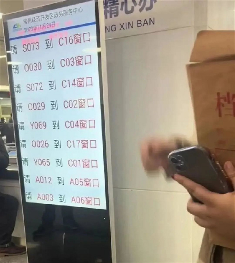 “为什么不一次说清楚！”女子在政务服务中心当场发火，官方回应