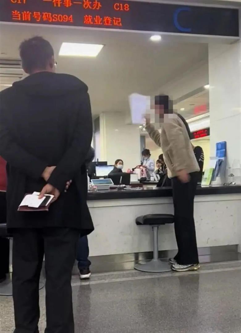 “为什么不一次说清楚！”女子在政务服务中心当场发火，官方回应