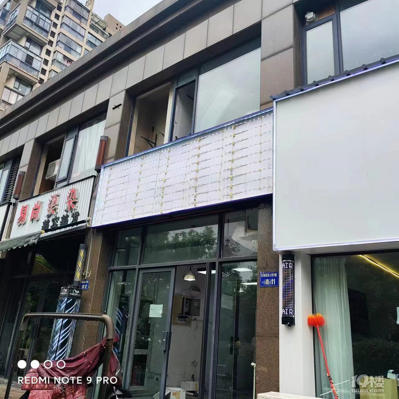 小区门口沿街商铺出租！房东直租！年前特惠价！