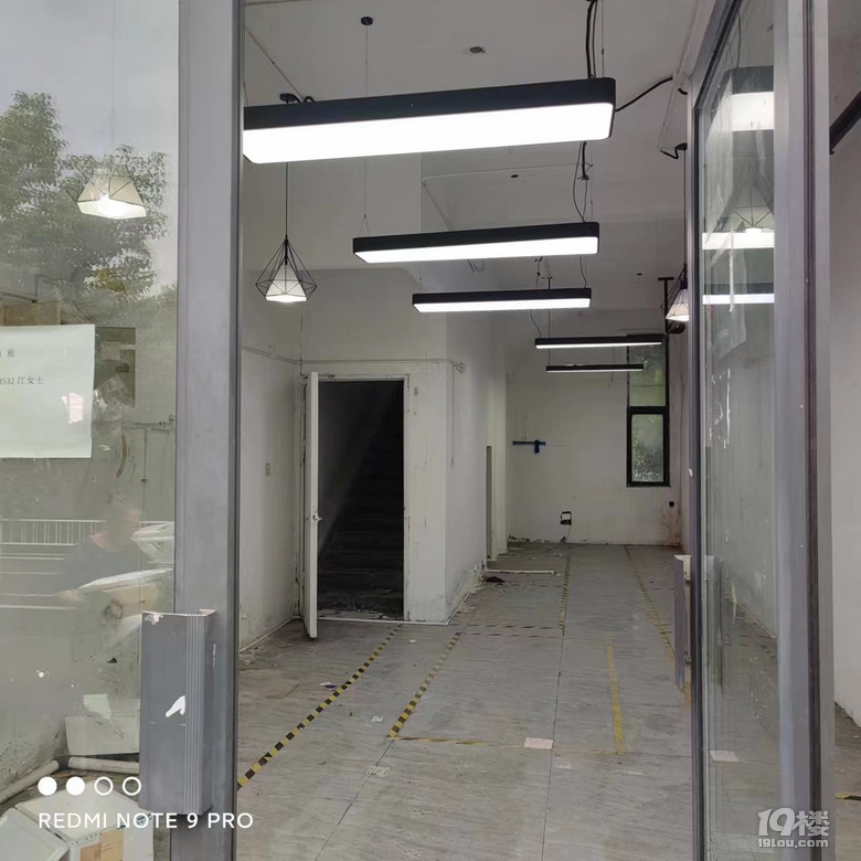 小区门口沿街商铺出租！房东直租！年前特惠价！
