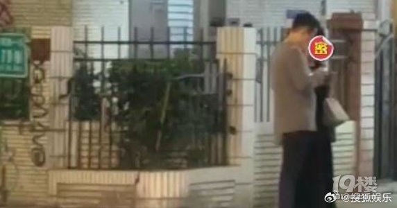 曝汪小菲与新女伴逛台北夜市！