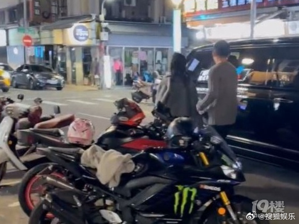 曝汪小菲与新女伴逛台北夜市！