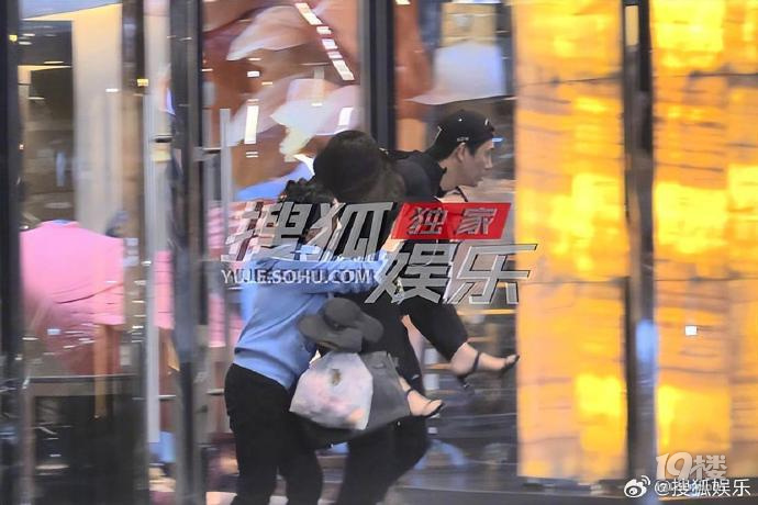 秋瓷炫喝醉被于晓光背上车