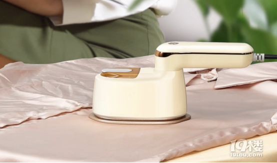 在家庭生活中,挂烫机又被称为电熨斗或熨烫机,已经成为衣物整理的关键