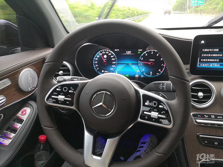 2022款奔驰glc300升级23p驾驶辅助全速自适应巡航半无人驾驶