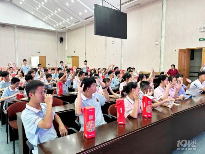 浦發(fā)銀行杭州分行走進(jìn)溫州特殊教育學(xué)校普及金融知識(shí)萬(wàn)里行活動(dòng)