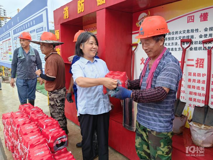 致敬高溫下的堅(jiān)守者 浦發(fā)銀行杭州分行清涼一夏公益活動暖人心