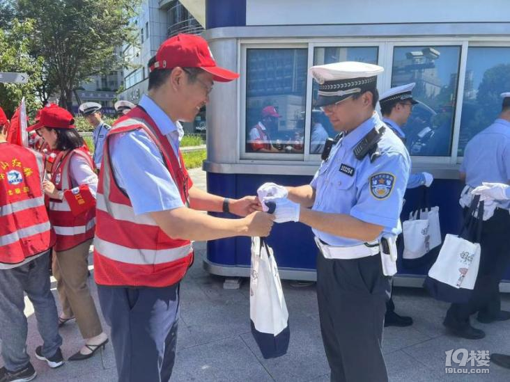 致敬高溫下的堅(jiān)守者 浦發(fā)銀行杭州分行清涼一夏公益活動暖人心