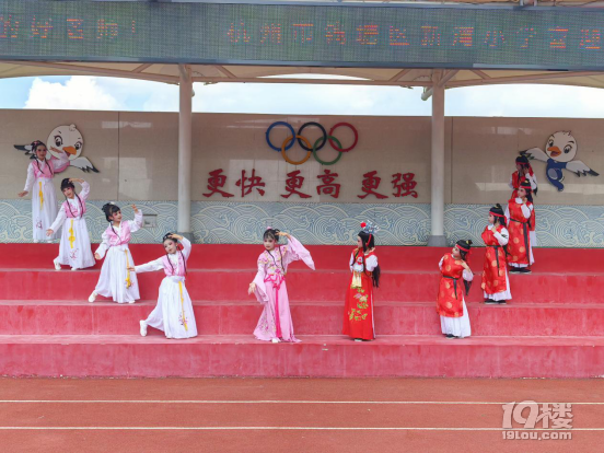 表演越劇、繪制畫像……這所學(xué)校用這樣的方式慶祝教師節(jié)