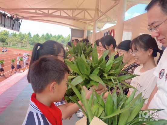 表演越劇、繪制畫像……這所學(xué)校用這樣的方式慶祝教師節(jié)