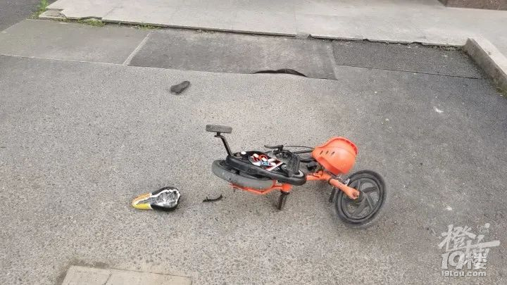 一輛兒童自行車從天而降,重重砸在單元樓門口!小區(qū)居民嚇壞了