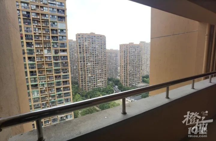 一輛兒童自行車從天而降,重重砸在單元樓門口!小區(qū)居民嚇壞了