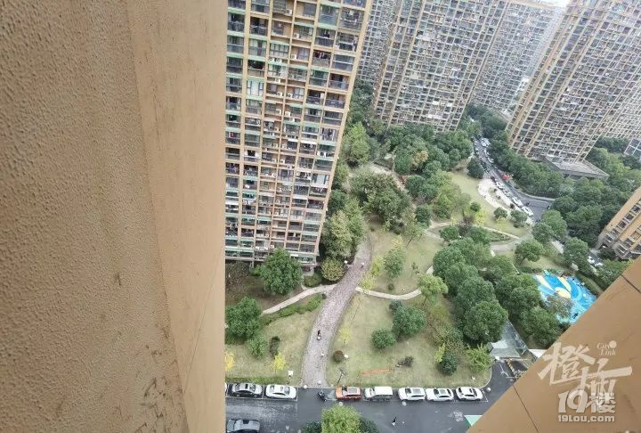 一輛兒童自行車從天而降,重重砸在單元樓門口!小區(qū)居民嚇壞了