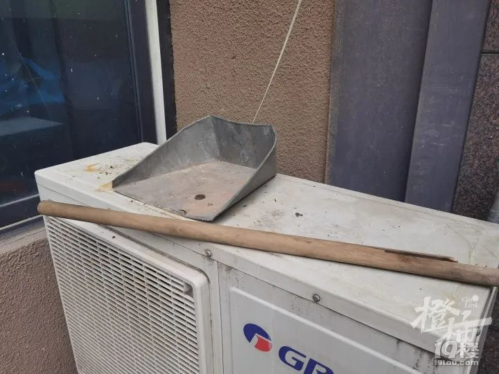 一輛兒童自行車從天而降,重重砸在單元樓門口!小區(qū)居民嚇壞了