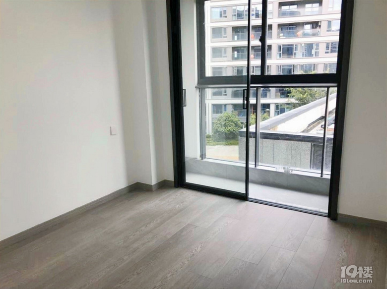英特尔湾近万达商圈，天元公学，小区环境好，双阳台，居住舒服