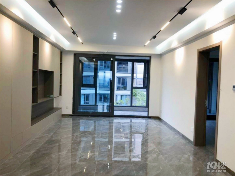 英特尔湾近万达商圈，天元公学，小区环境好，双阳台，居住舒服