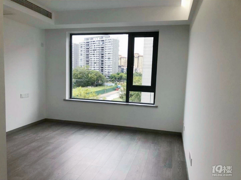 英特尔湾近万达商圈，天元公学，小区环境好，双阳台，居住舒服