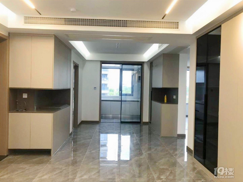 英特尔湾近万达商圈，天元公学，小区环境好，双阳台，居住舒服