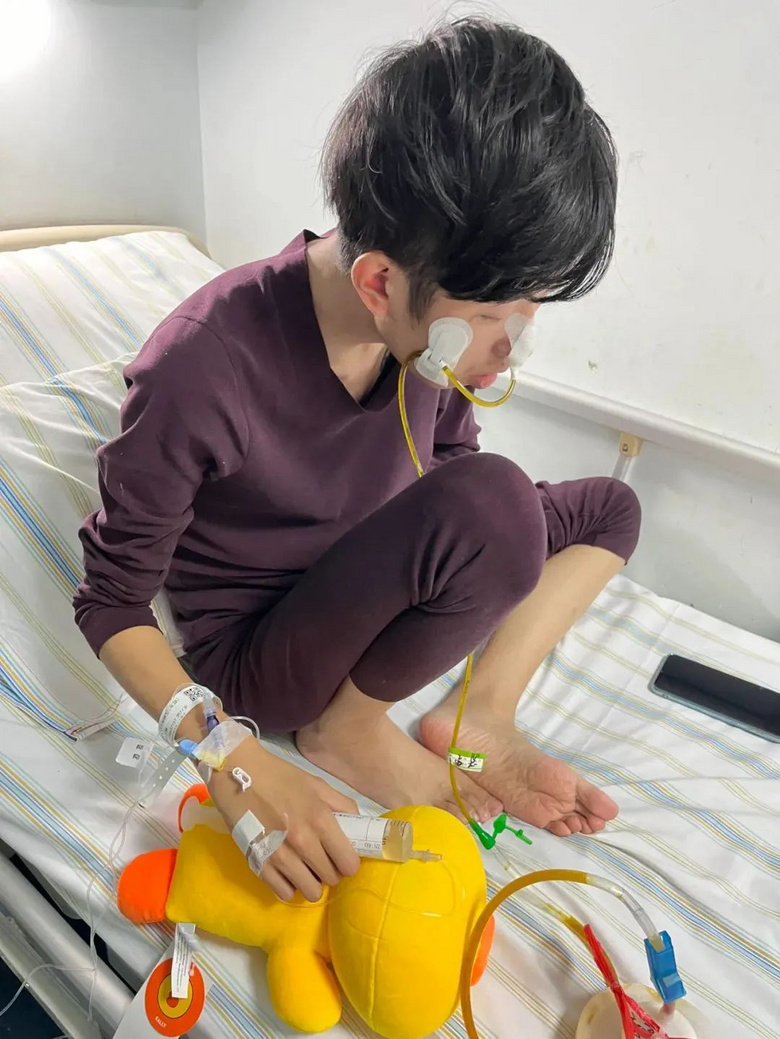 16歲的夏天,她的身體難以吸收營養(yǎng)、貧血,暴瘦到三十多公斤