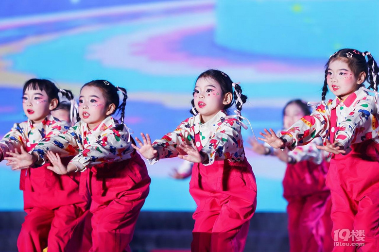 萬人同揮熒光棒!杭州學(xué)軍中學(xué)把新年文藝會(huì)辦到了奧體