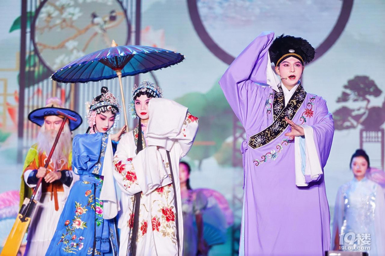萬人同揮熒光棒!杭州學(xué)軍中學(xué)把新年文藝會(huì)辦到了奧體