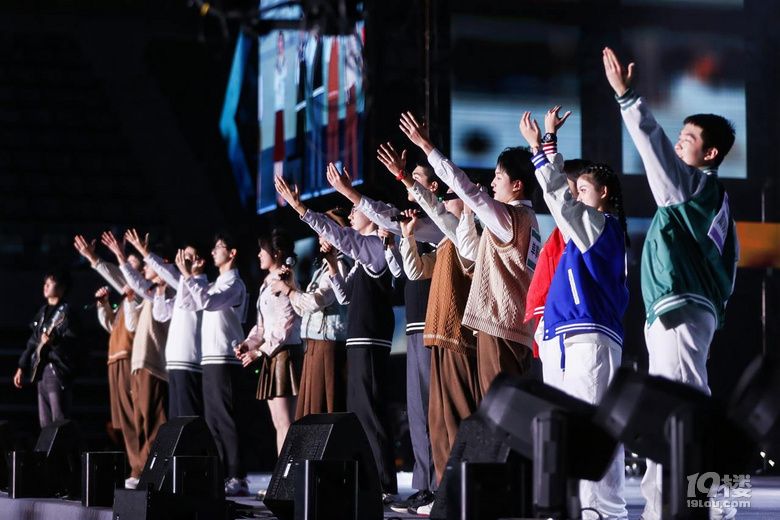 萬人同揮熒光棒!杭州學(xué)軍中學(xué)把新年文藝會(huì)辦到了奧體