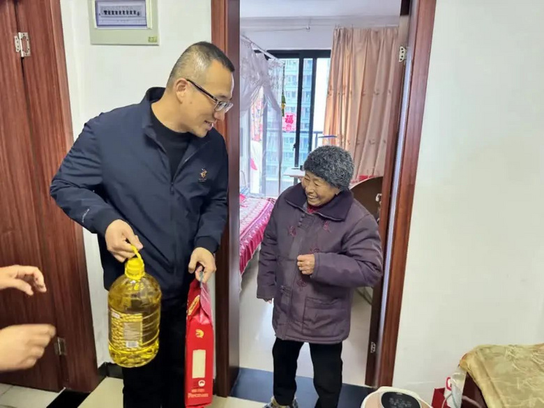 送福迎新春 同心護安寧 公租房小區(qū)開展走訪慰問和節(jié)前檢查