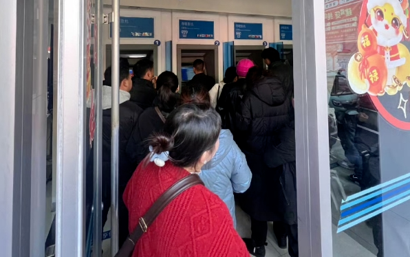 大逆轉(zhuǎn)!年前取不出錢的ATM機,最近被“撐爆”了?
