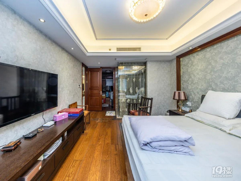 边套户型，房东自住装修，保养很好，价格带两个车位，随时看房