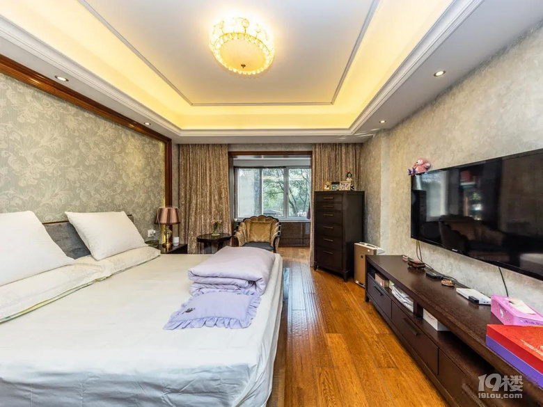 边套户型，房东自住装修，保养很好，价格带两个车位，随时看房