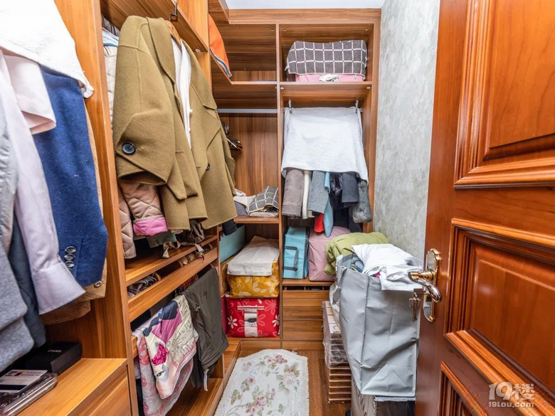 边套户型，房东自住装修，保养很好，价格带两个车位，随时看房