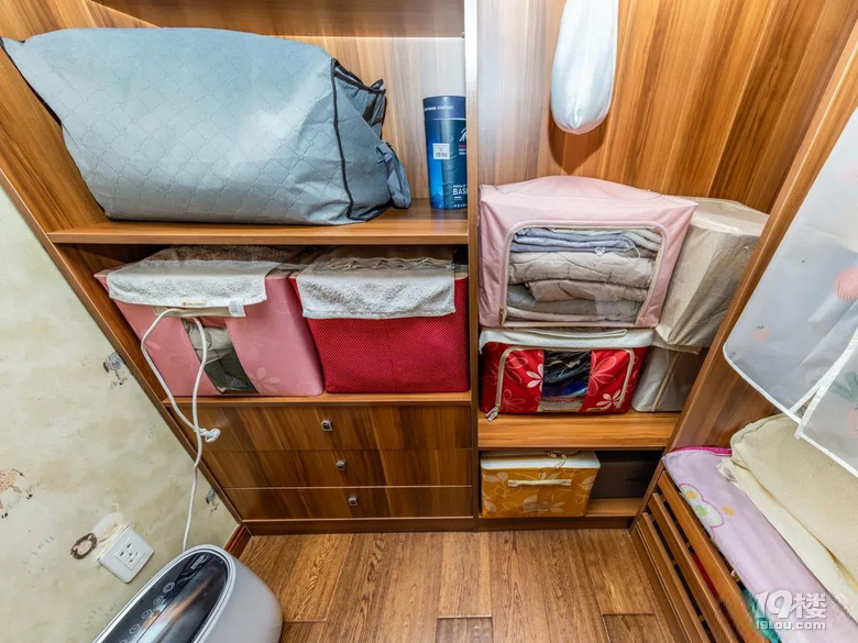 边套户型，房东自住装修，保养很好，价格带两个车位，随时看房