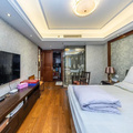 边套户型，房东自住装修，保养很好，价格带两个车位，随时看房