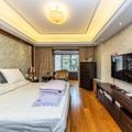 边套户型，房东自住装修，保养很好，价格带两个车位，随时看房
