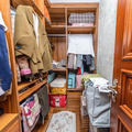 边套户型，房东自住装修，保养很好，价格带两个车位，随时看房