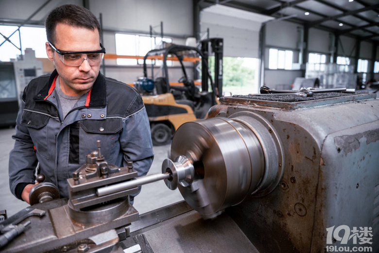 �����ӹ���е������ҵ���������ۺ�Ӫ������