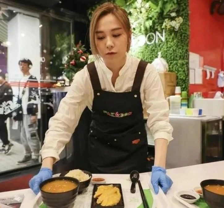42岁女演员自曝在商场摆摊卖饰品，曾拍过上百部电视剧！