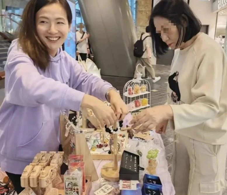 42岁女演员自曝在商场摆摊卖饰品，曾拍过上百部电视剧！