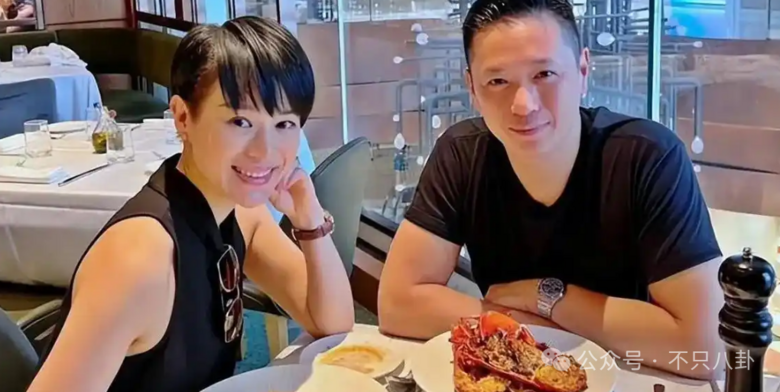 男方夜店搂抱美女被拍，模范夫妻被质疑了？