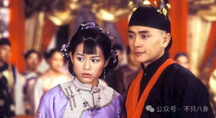 男方夜店搂抱美女被拍，模范夫妻被质疑了？