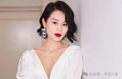 男方夜店搂抱美女被拍，模范夫妻被质疑了？
