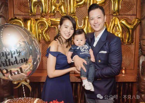男方夜店搂抱美女被拍，模范夫妻被质疑了？