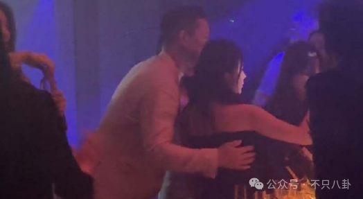 男方夜店搂抱美女被拍，模范夫妻被质疑了？