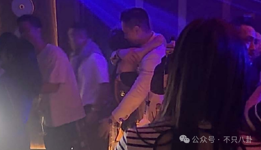 男方夜店搂抱美女被拍，模范夫妻被质疑了？