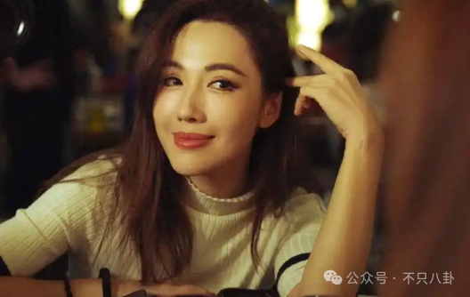 男方夜店搂抱美女被拍，模范夫妻被质疑了？