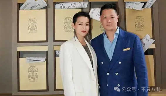 男方夜店搂抱美女被拍，模范夫妻被质疑了？
