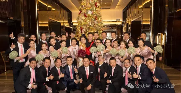 男方夜店搂抱美女被拍，模范夫妻被质疑了？