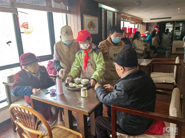 春日敬老傳孝心,紅領(lǐng)巾安暖相伴情——杭州采荷第一小學(xué)教育集團(tuán)