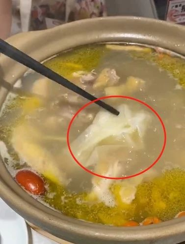 反转!上海一餐厅鸡汤煲里吃出整张纸巾?监控显示,系顾客使用汤