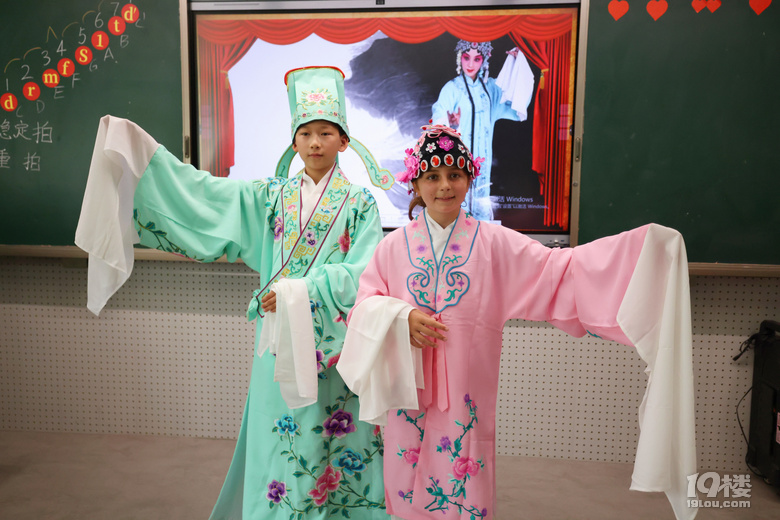 足球賽、茶藝課、非遺藍曬…錢塘區(qū)這所小學迎來了32位外國師生
